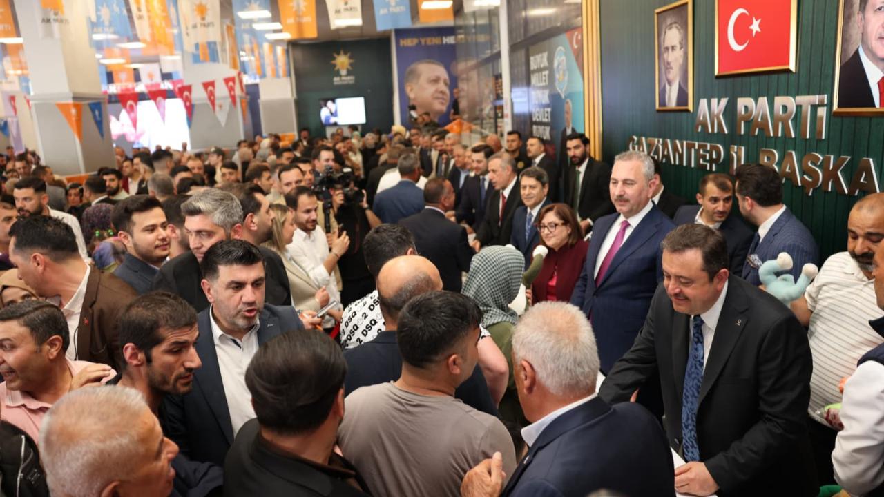 AK Parti’de coşkulu bayramlaşma