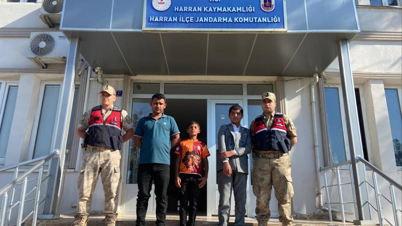 Mezarlık yolunda kaybolan kardeşleri jandarma buldu