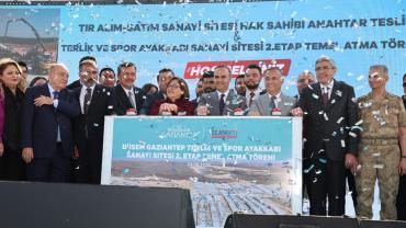 Bakan Kacır, temel atıp anahtar dağıttı
