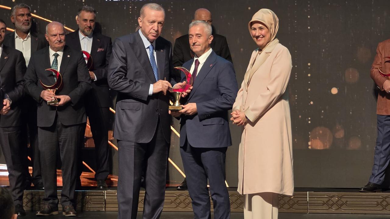 Cumhurbaşkanı Erdoğan’dan Tahmazoğlu’na ödül