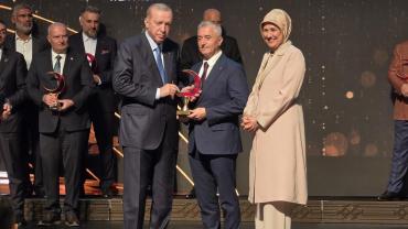 Cumhurbaşkanı Erdoğan’dan Tahmazoğlu’na ödül