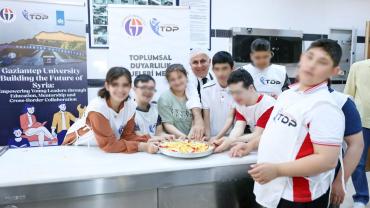 Rektör özel öğrencilerle pizza yaptı