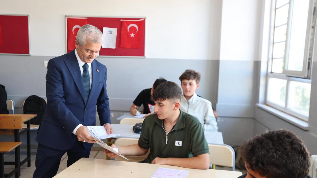 Şahinbey’den sınava hazırlanan öğrencilere deneme sınav seti hediyesi