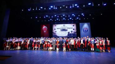İktisadi ve İdari Bilimler Fakültesi öğrencileri mezun oldu