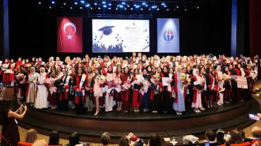 Genç sağlıkçılar mezuniyetlerini coşkuyla kutladı